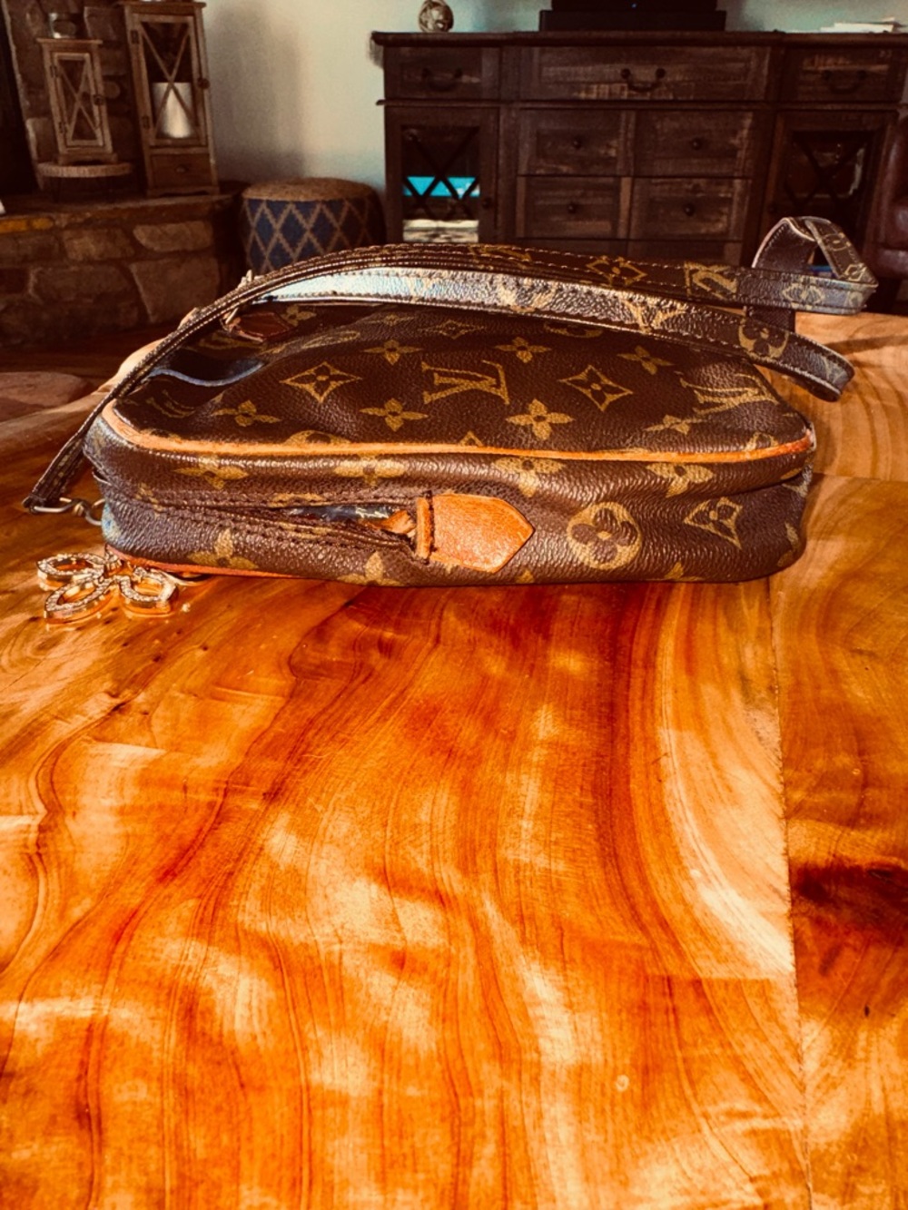 Louis Vuitton Crossbody
monogram bag DANUBE vintage reinvented - Picture 5 of 16